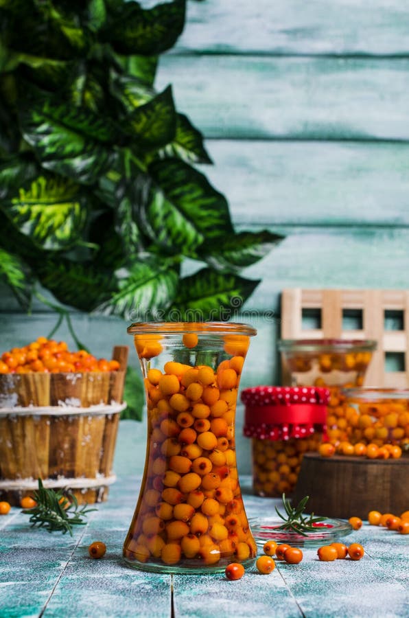 Bagas do espinheiro cerval de mar com xarope foto de stock