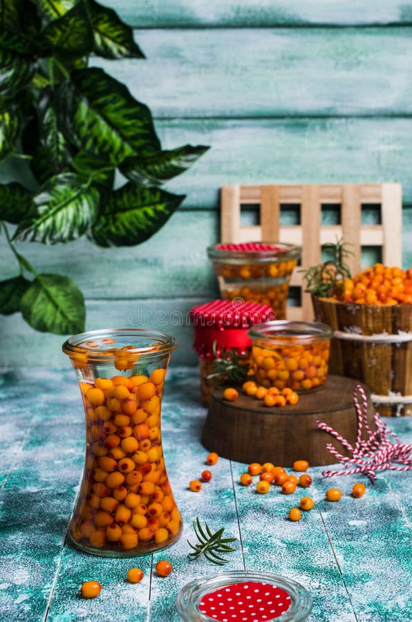 Bagas do espinheiro cerval de mar com xarope foto de stock