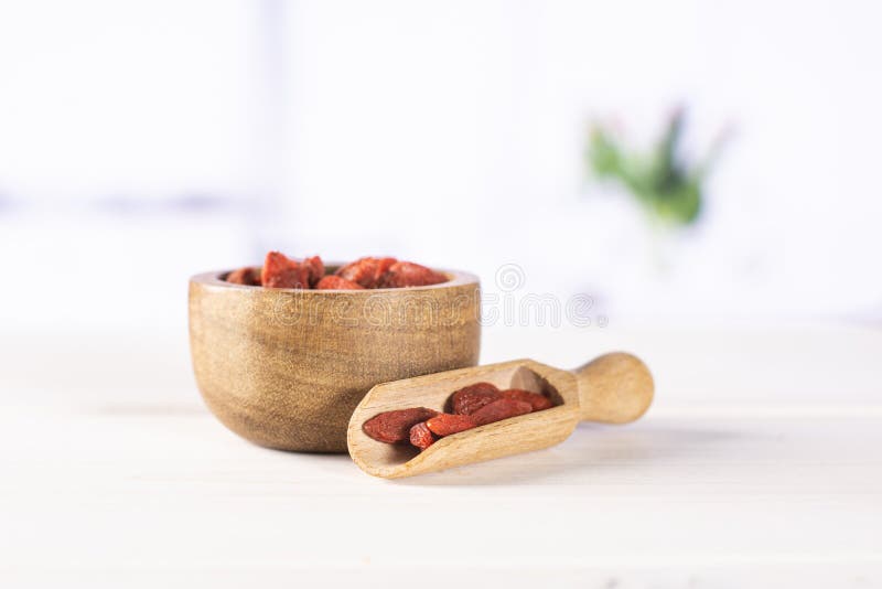 Bagas vermelhas secadas do goji com tulipas vermelhas fotos de stock Bagas vermelhas secadas do goji com tulipas vermelhas fotos de stock