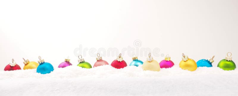 Bagattelle variopinte di Natale in neve immagine stock Bagattelle variopinte di Natale in neve immagine stock