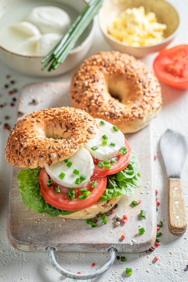 Bagel Caseiro Com Tomate Mozzarella E Alface Imagem de Stock - Imagem ... Bagel Caseiro Com Tomate Mozzarella E Alface Imagem de Stock - Imagem ...