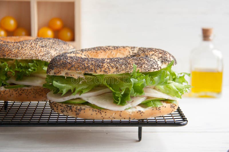 Bagel com rolo da galinha, salada verde e queijo creme fotografia de stock Bagel com rolo da galinha, salada verde e queijo creme fotografia de stock
