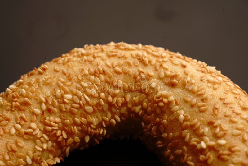 Bagel dalla panetteria è vicino. colore dorato. cosparsi di semi di sesamo. fotografia stock