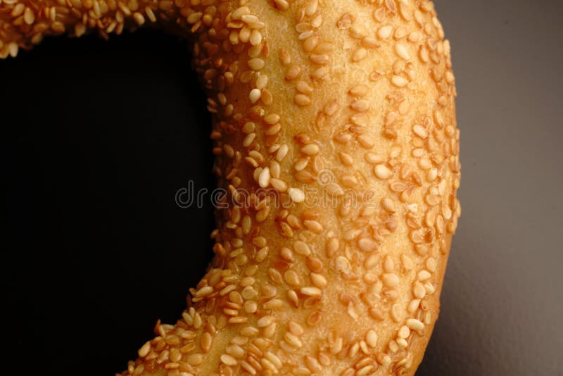Bagel dalla panetteria è vicino. colore dorato. cosparsi di semi di sesamo. immagini stock