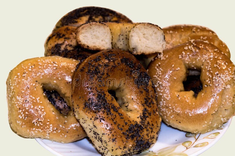Bagel deliziosi con i semi ed i semi di sesamo di papavero fotografia stock Bagel deliziosi con i semi ed i semi di sesamo di papavero fotografia stock