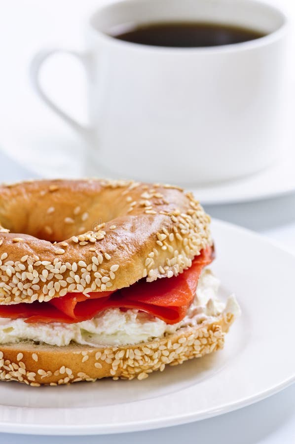 Bagel e caffè dei salmoni affumicati immagine stock libera da diritti Bagel e caffè dei salmoni affumicati immagine stock libera da diritti