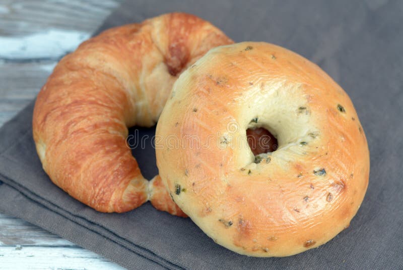 Bagel e croissant fotografia stock. Immagine di pane 77673132