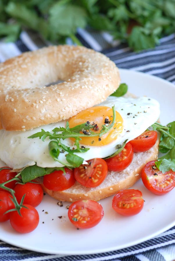Bagel with egg and tomatoes