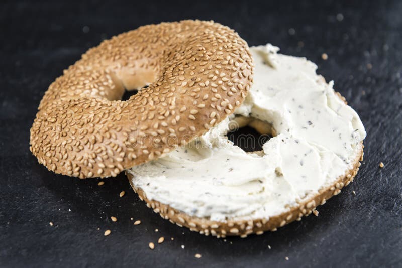 Bagel fatto fresco del formaggio cremoso fotografia stock Bagel fatto fresco del formaggio cremoso fotografia stock