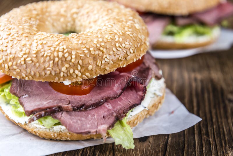 Bagel mit Roastbeef lizenzfreies stockfoto Bagel mit Roastbeef lizenzfreies stockfoto