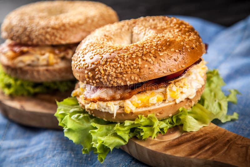 Bagel mit Speck und Ei stockfoto. Bild von weizen, bagel - 73599118