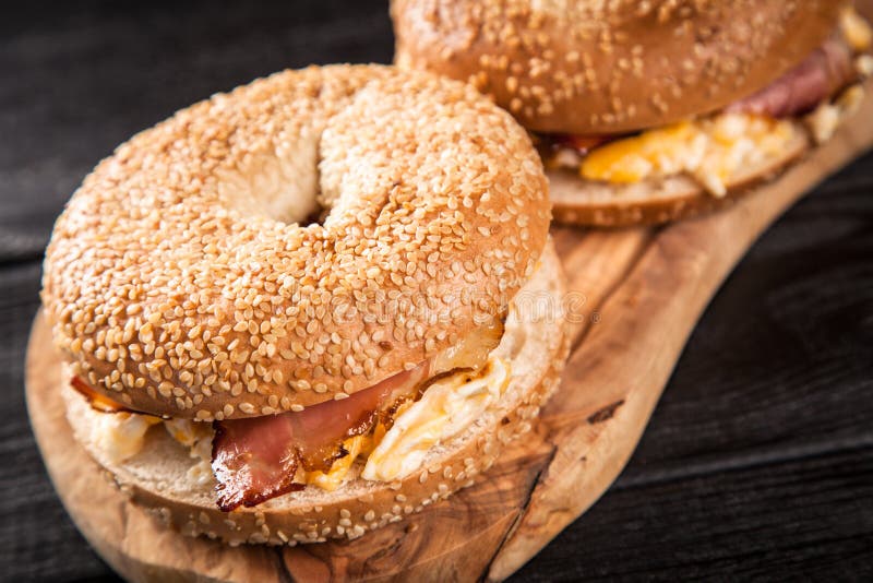 Bagel mit Speck und Ei stockfoto. Bild von salat, ebene - 74609248