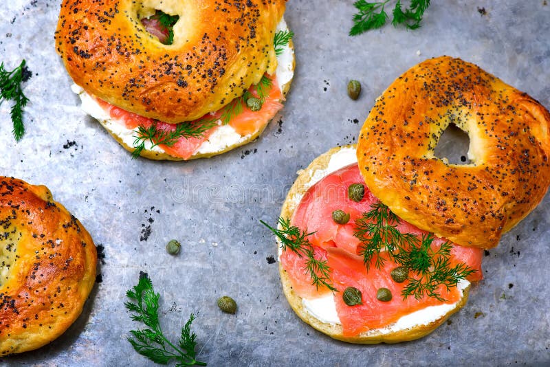 Bagel με ένα καπνισμένο τυρί σολομών και κρέμας στοκ φωτογραφία με δικαίωμα ελεύθερης χρήσης Bagel με ένα καπνισμένο τυρί σολομών και κρέμας στοκ φωτογραφία με δικαίωμα ελεύθερης χρήσης