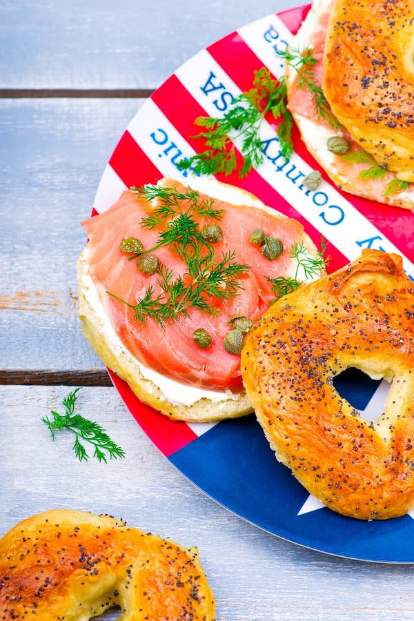 Bagel με ένα καπνισμένο τυρί σολομών και κρέμας στοκ εικόνες με δικαίωμα ελεύθερης χρήσης Bagel με ένα καπνισμένο τυρί σολομών και κρέμας στοκ εικόνες με δικαίωμα ελεύθερης χρήσης