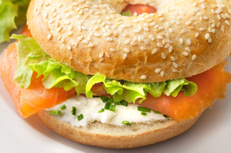 Bagel με τον καπνισμένο σολομό στοκ φωτογραφία Bagel με τον καπνισμένο σολομό στοκ φωτογραφία