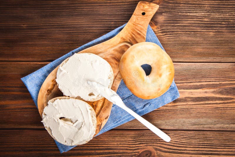 Bagels com queijo de creme fotos de stock royalty free Bagels com queijo de creme fotos de stock royalty free