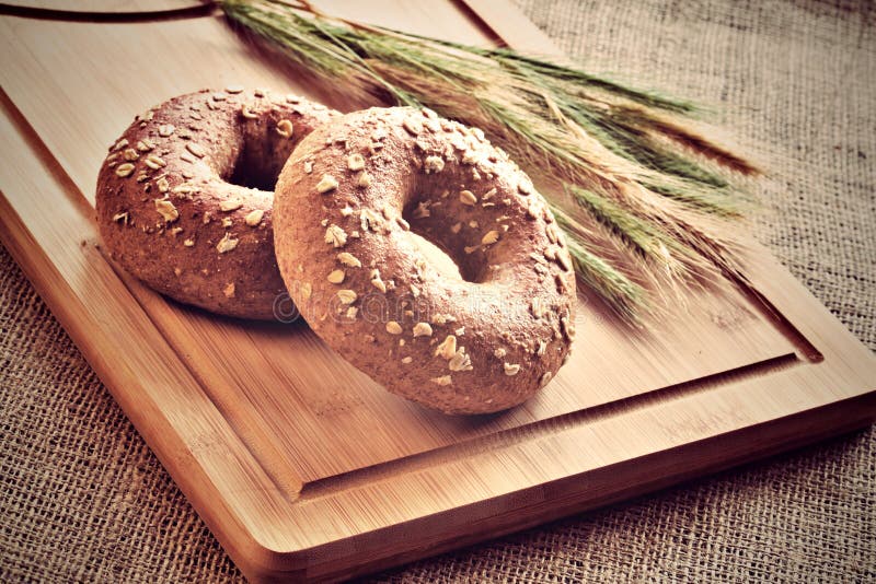 Bagels στον πίνακα ψωμιού στοκ φωτογραφία με δικαίωμα ελεύθερης χρήσης