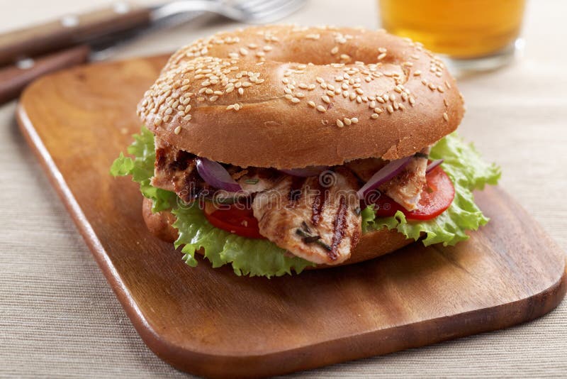 Bagelsandwich mit gegrilltem Truthahn stockbilder