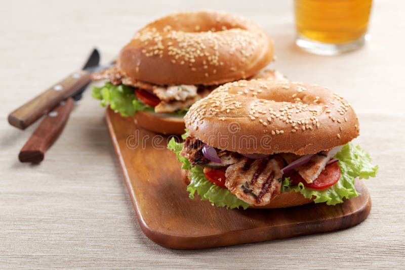 Bagelsandwich mit gegrilltem Truthahn lizenzfreies stockbild