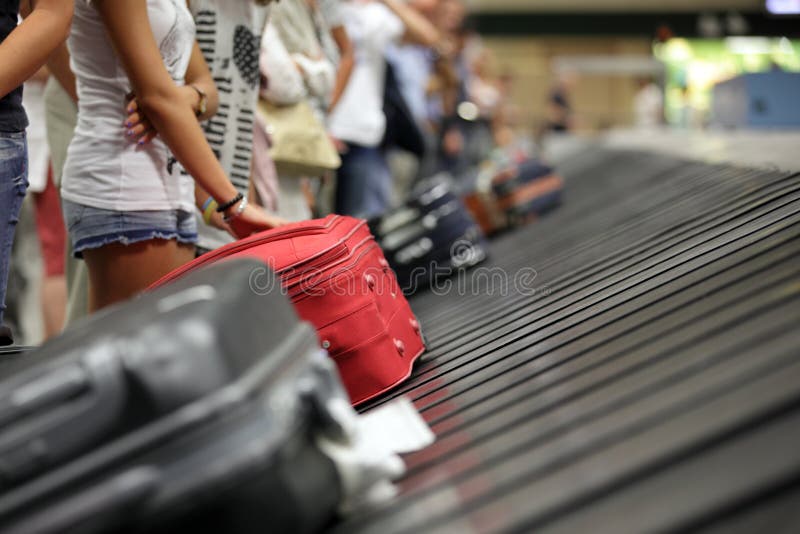 Koffer Op gepäck gürtel An Gepäck fuerderung Op Flughafen.
