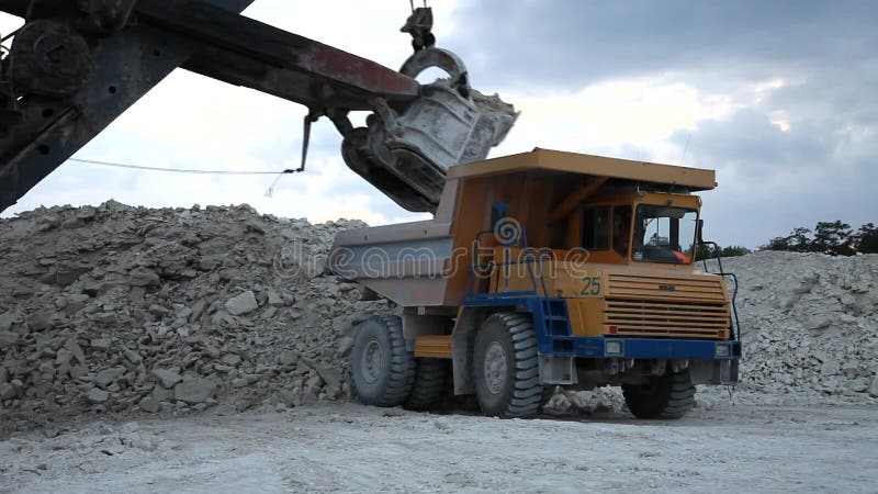 Bagger lädt einen LKW-Felsen im Steinbruch