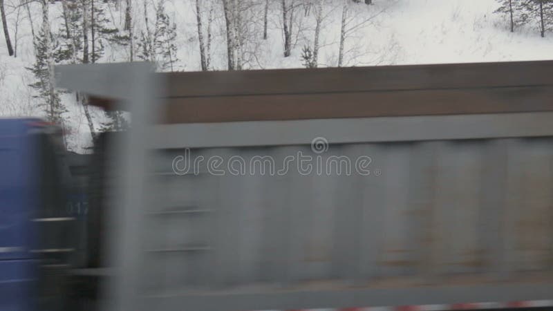 Bagger lädt Felsen zum Kipper-LKW in einer Steinbruch Tagebauindustrie, Geologie Stunden und Landschaft