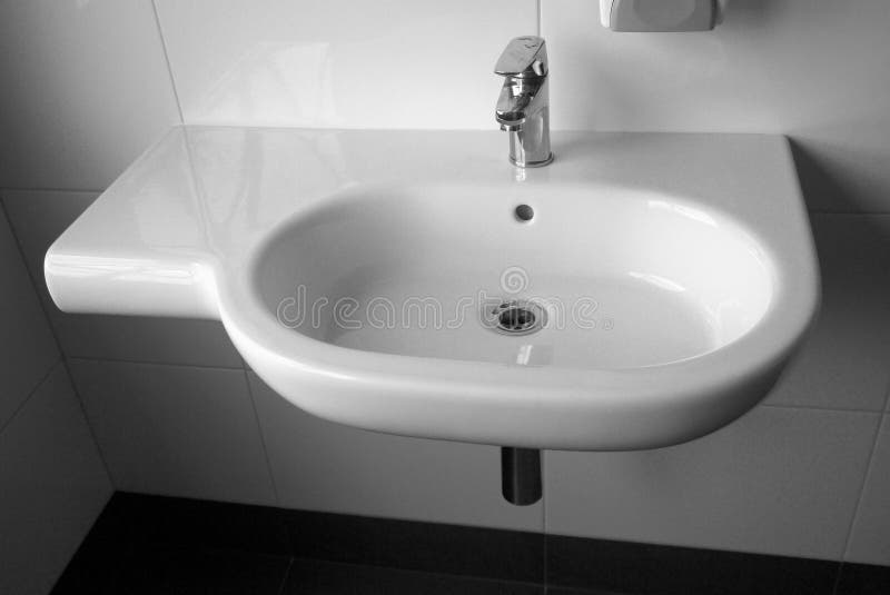 Bagno: bacino bianco moderno fotografie stock libere da diritti Bagno: bacino bianco moderno fotografie stock libere da diritti