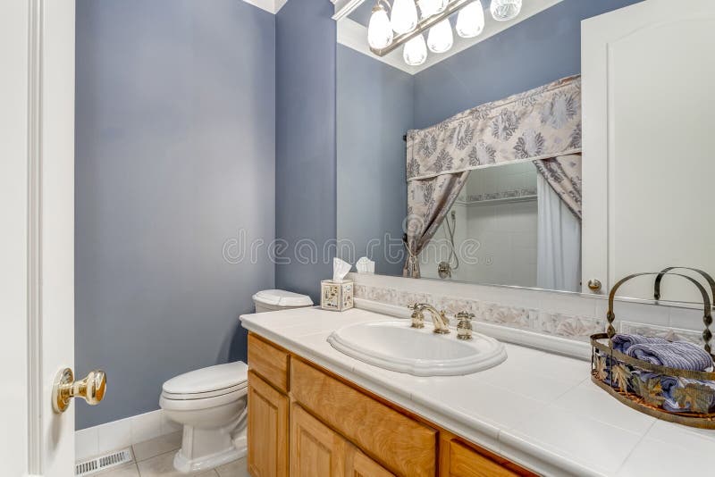 Bagno bianco e blu in una casa di campagna di lusso fotografia stock libera da diritti Bagno bianco e blu in una casa di campagna di lusso fotografia stock libera da diritti