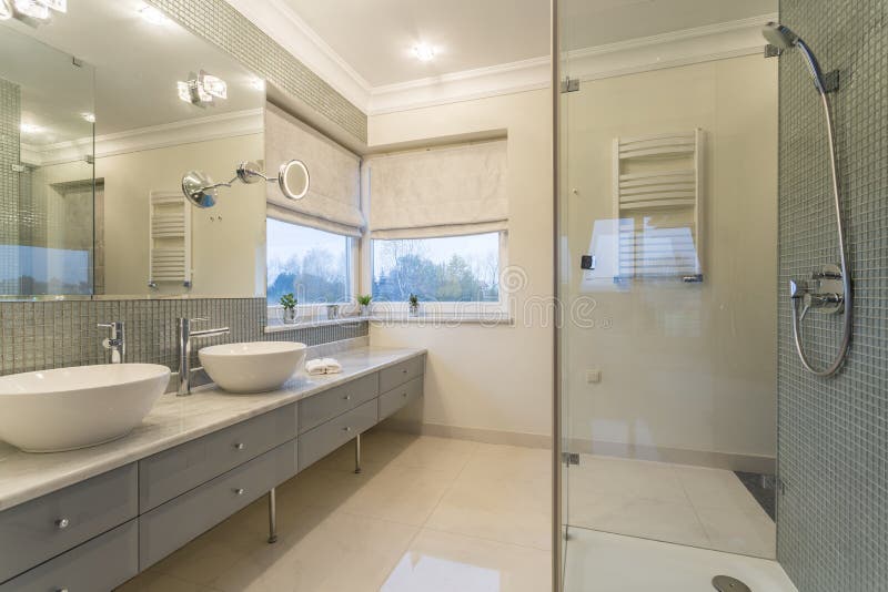 Bagno bianco spazioso immagine stock libera da diritti