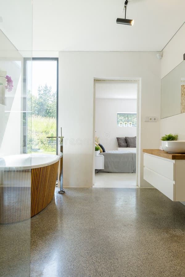 Bagno bianco spazioso moderno fotografie stock