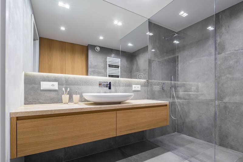 Bagno con la doccia e lo specchio immagine stock Bagno con la doccia e lo specchio immagine stock