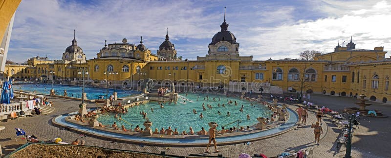 Bagno e stazione termale termici a Budapest immagine stock libera da diritti Bagno e stazione termale termici a Budapest immagine stock libera da diritti
