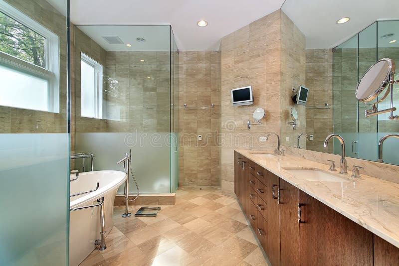Bagno matrice moderno con l'acquazzone di vetro fotografia stock Bagno matrice moderno con l'acquazzone di vetro fotografia stock