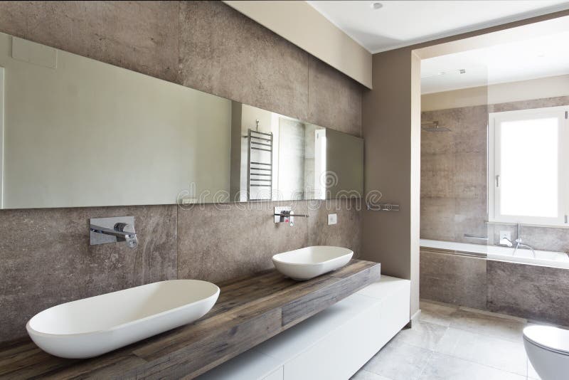 Bagno moderno con doppio lavabo immagine stock libera da diritti