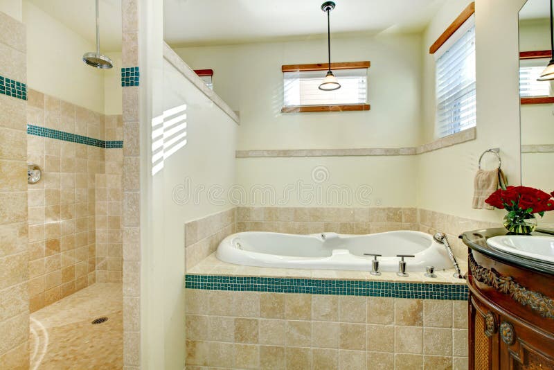 Bagno moderno elegante con un gabinetto di stoccaggio di legno antico fotografia stock libera da diritti Bagno moderno elegante con un gabinetto di stoccaggio di legno antico fotografia stock libera da diritti