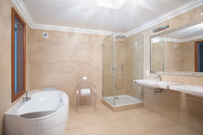 Bagno spazioso elegante fotografia stock Bagno spazioso elegante fotografia stock