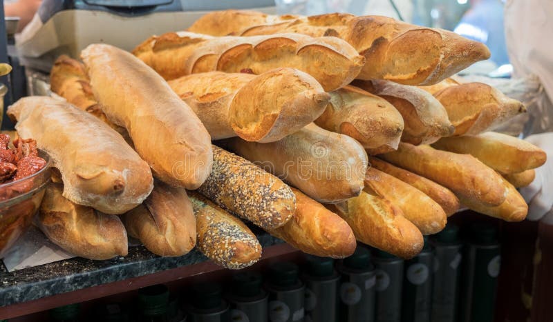 μπαγκέτα ένα μακρύ στενό καρβέλι γαλλικού ψωμιού. Στοκ Εικόνες - εικόνα από  breadboard: 175324068