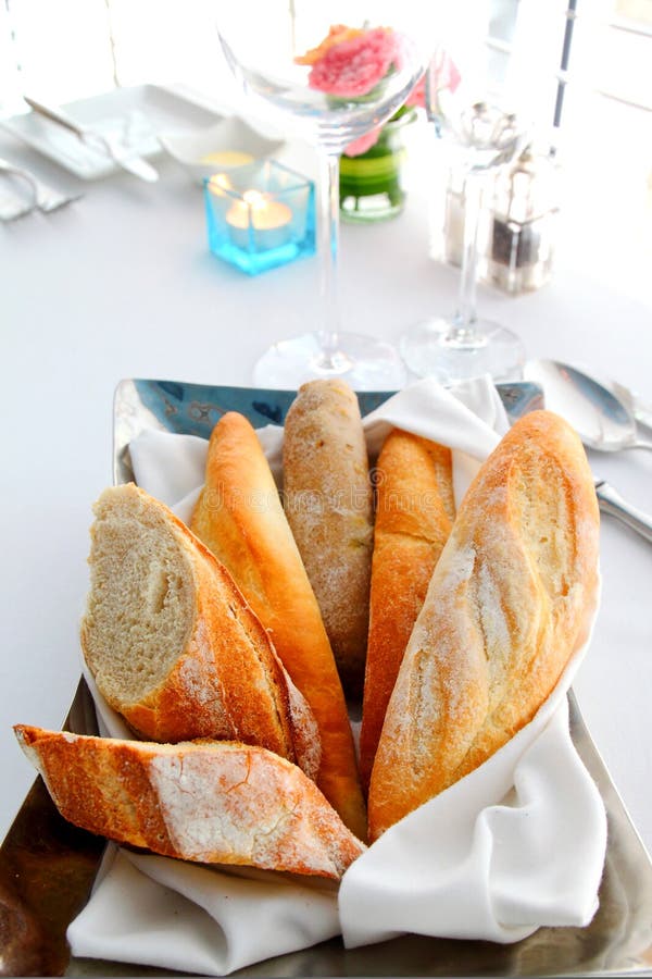 Baguette affettato sulla tabella immagine stock Baguette affettato sulla tabella immagine stock