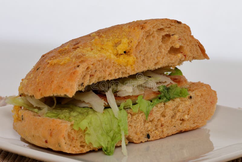 Baguette com salada e galinha imagem de stock royalty free Baguette com salada e galinha imagem de stock royalty free