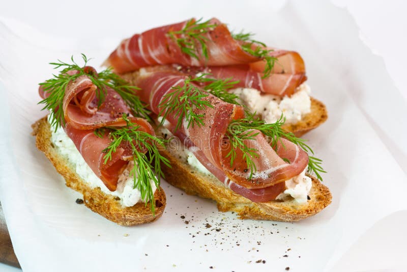 Baguette Con Il Prosciutto, Il Formaggio E L'aneto Immagine Stock