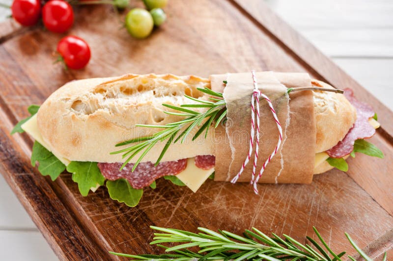 Baguette del salame immagine stock. Immagine di pranzo 58846595