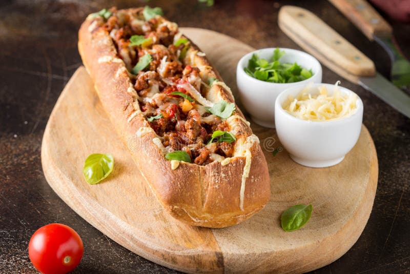Baguette farcite con rag? bolognese di manzo, dei pomodori e del formaggio tritati Un pranzo italiano delizioso, spuntini saporit fotografie stock libere da diritti