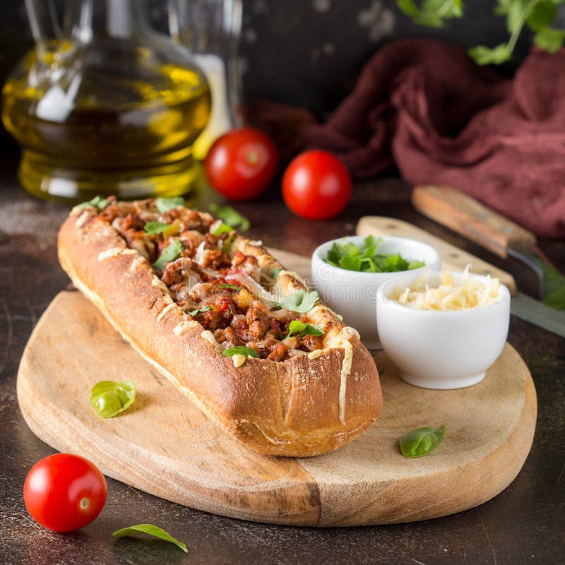 Baguette farcite con rag? bolognese di manzo, dei pomodori e del formaggio tritati Un pranzo italiano delizioso, spuntini saporit immagine stock libera da diritti