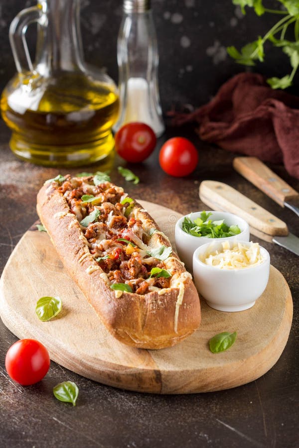 Baguette farcite con rag? bolognese di manzo, dei pomodori e del formaggio tritati Un pranzo italiano delizioso, spuntini saporit immagine stock libera da diritti
