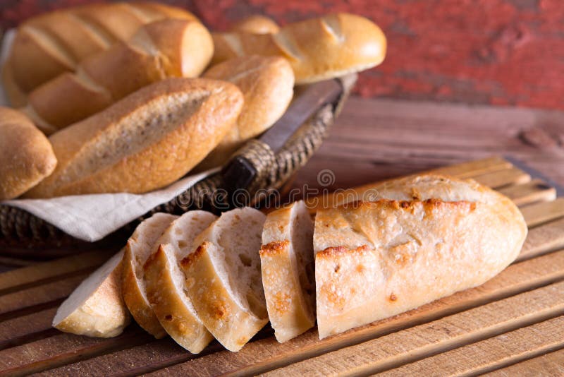 Baguette fresco cortado en una tabla de cortar imagenes de archivo Baguette fresco cortado en una tabla de cortar imagenes de archivo