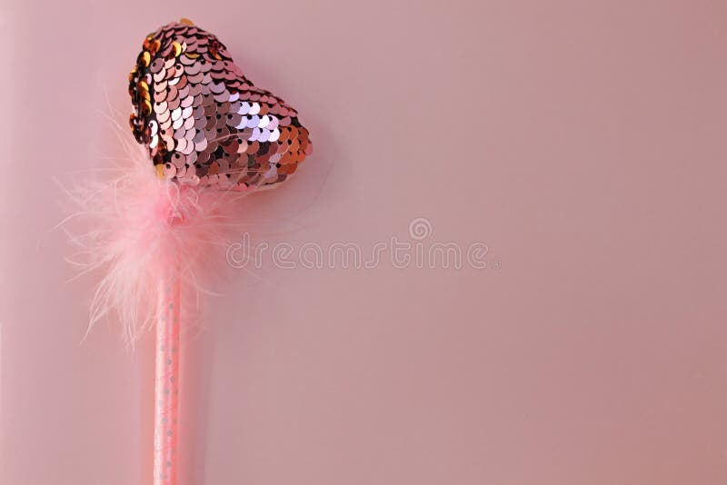Baguette magique magique féerique sur un fond en pastel rose photo stock Baguette magique magique féerique sur un fond en pastel rose photo stock