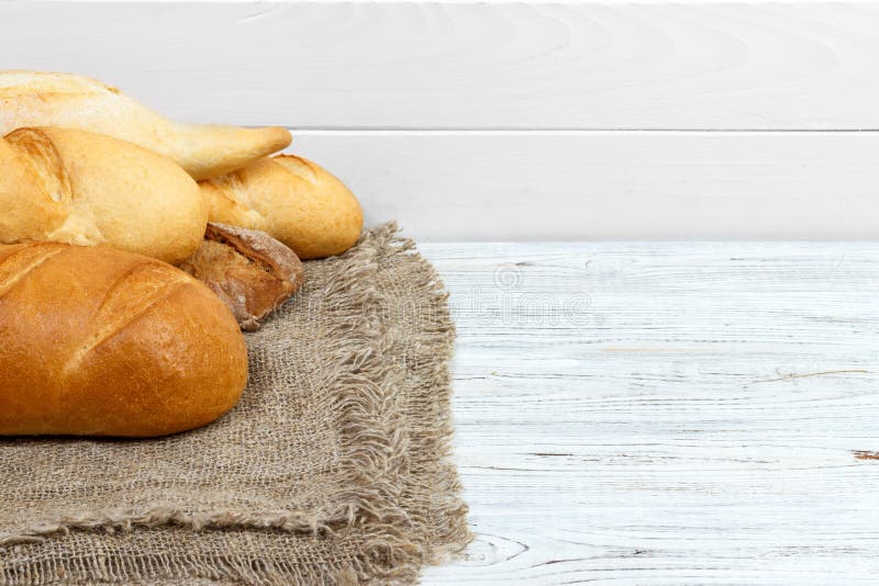 Baguettes de pain sur le blanc rustique peint en bois photos stock Baguettes de pain sur le blanc rustique peint en bois photos stock