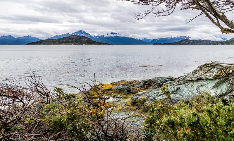 Hermoso montanas rodear bahía en ,.