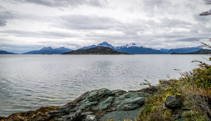 Hermoso montanas rodear bahía en ,.