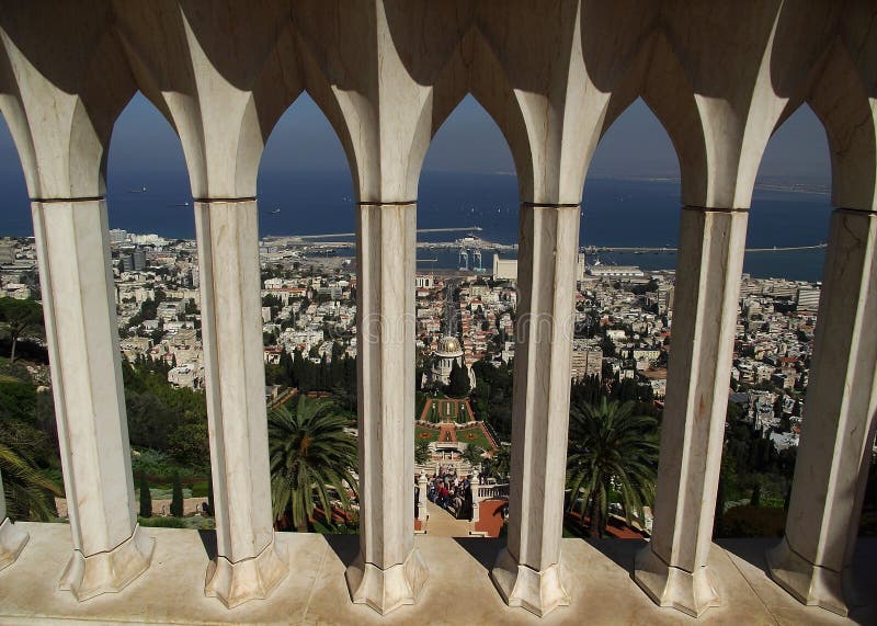 Bahaien arbeta i trädgården i Haifa arkivbilder Bahaien arbeta i trädgården i Haifa arkivbilder